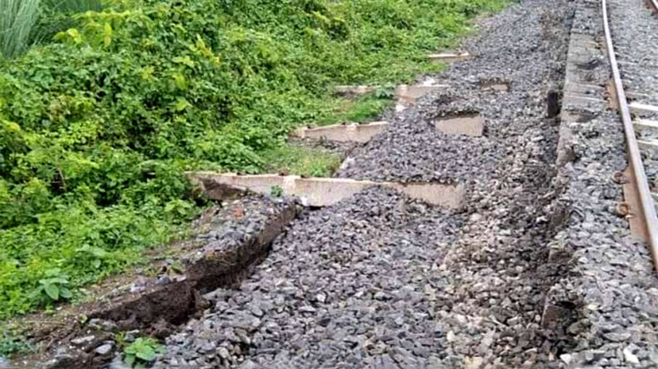 নাটোরে ভারী বর্ষণে দেবে গেল রেললাইন