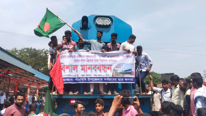 জয়পুরহাটে যাত্রাবিরতির দাবিতে ট্রেন থামালো ছাত্র-জনতা