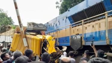 রেলক্রসিংয়ে থেমে যাওয়া ট্রাকে ট্রেনের ধাক্কা